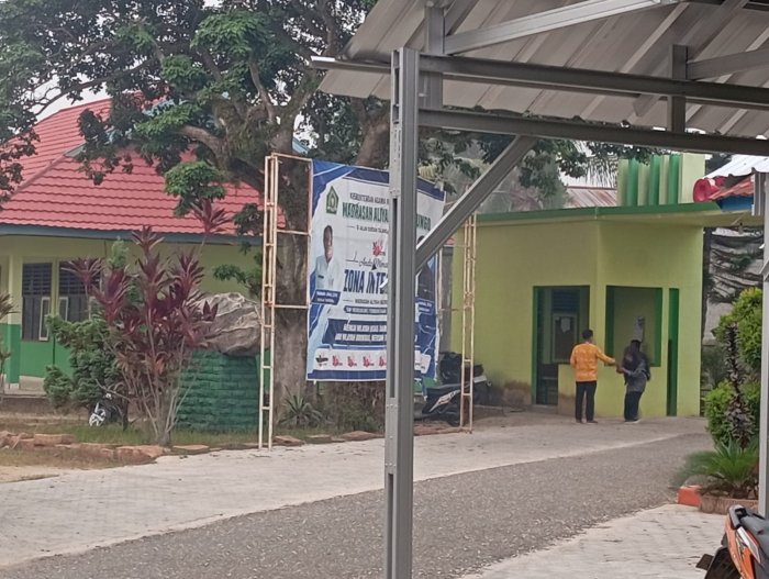 Bapak Alex Sander, S.Pd.I Sambut Hangat Kedatangan Siswa di Gerbang MAN 2 Bungo dengan Salam Santun Bapak Alex Sander, S.Pd.I Sambut Hangat Kedatangan Siswa di Gerbang MAN 2 Bungo dengan Salam Santun