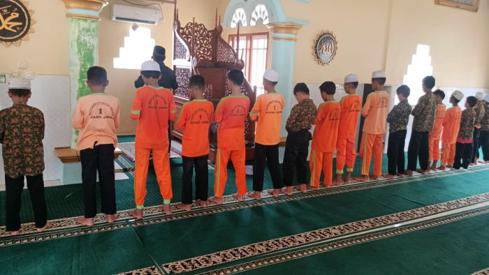 Edisi Berita Kamis Siswa Siswi MIN 1 Muaro Jambi laksanakan Salat Zuhur Berjamaah