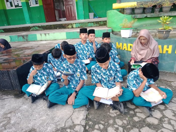 SARI TEAJUZ: Hari Kesembilan Petugas Kelas VIIIC