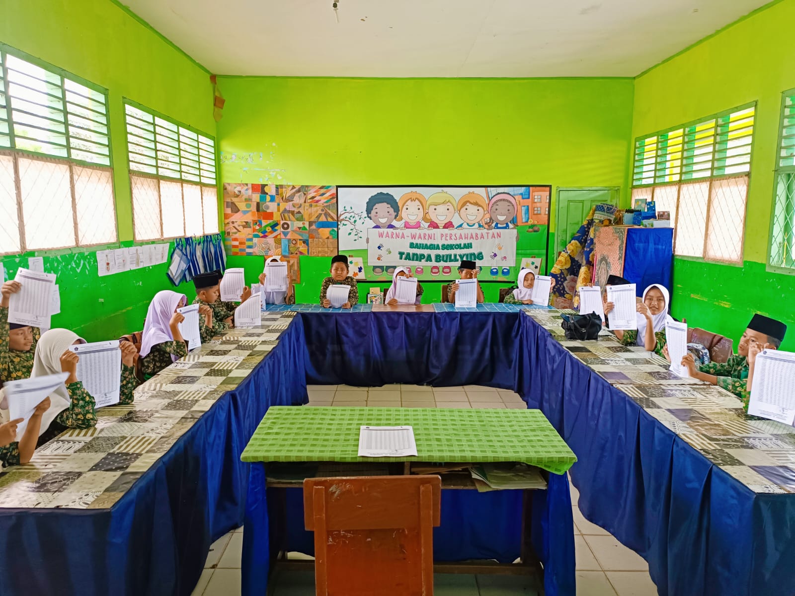 Jelang Ramadhan, MIN 4 Tebo Bagikan Jadwal Imsakiyah kepada Siswa  