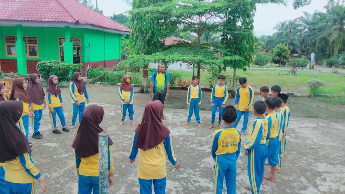 Suasana Belajar Menyenangkan, Bapak Gondo Saputra, S.Pd Ajak Siswa Kelas 5 Pemanasan Melalui Permainan