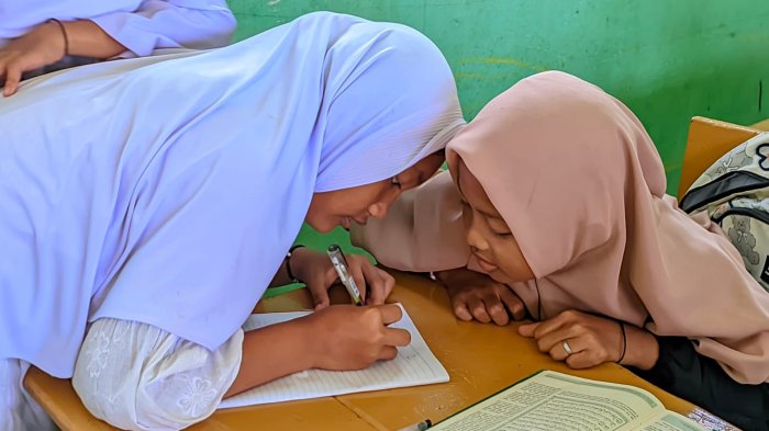 Siswa Kelas 5B MIN 4 Tebo Belajar Wawancara, Gali Data Uang Saku Teman Kelas Lain