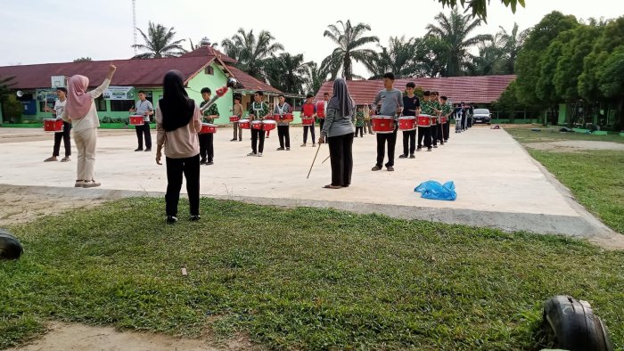 Persiapkan Penampilan Terbaik di Hari Kemerdekaan, Tim Drumband MTsN 2 Bungo Gelar Latihan Intensif