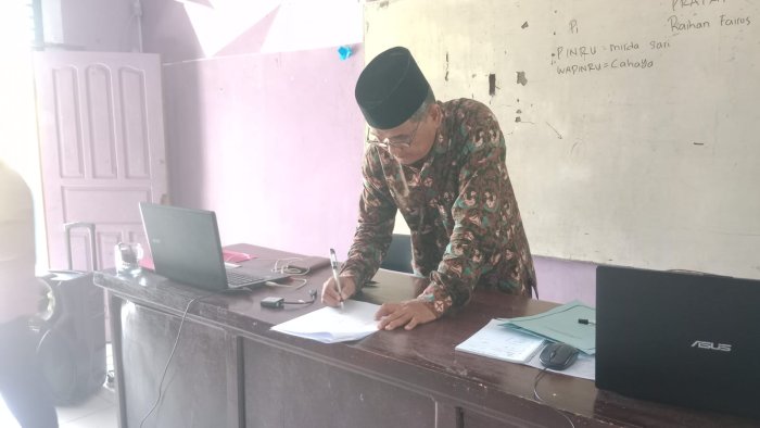 Kepala MTsN 5 Tebo Teken Berita Acara Kelulusan