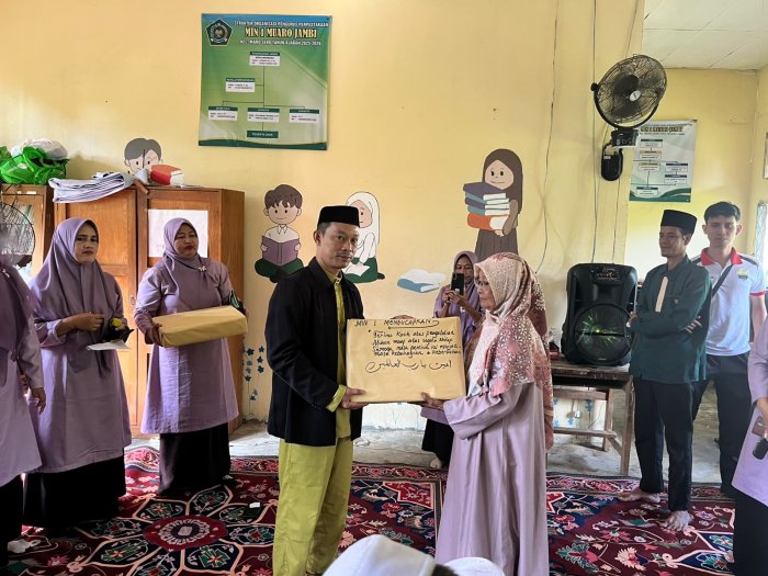 Lepas Masa Purna Bakti, Kepala MIN 1 Muaro Jambi Serahkan Kenang-Kenangan untuk Ibu Zaitun