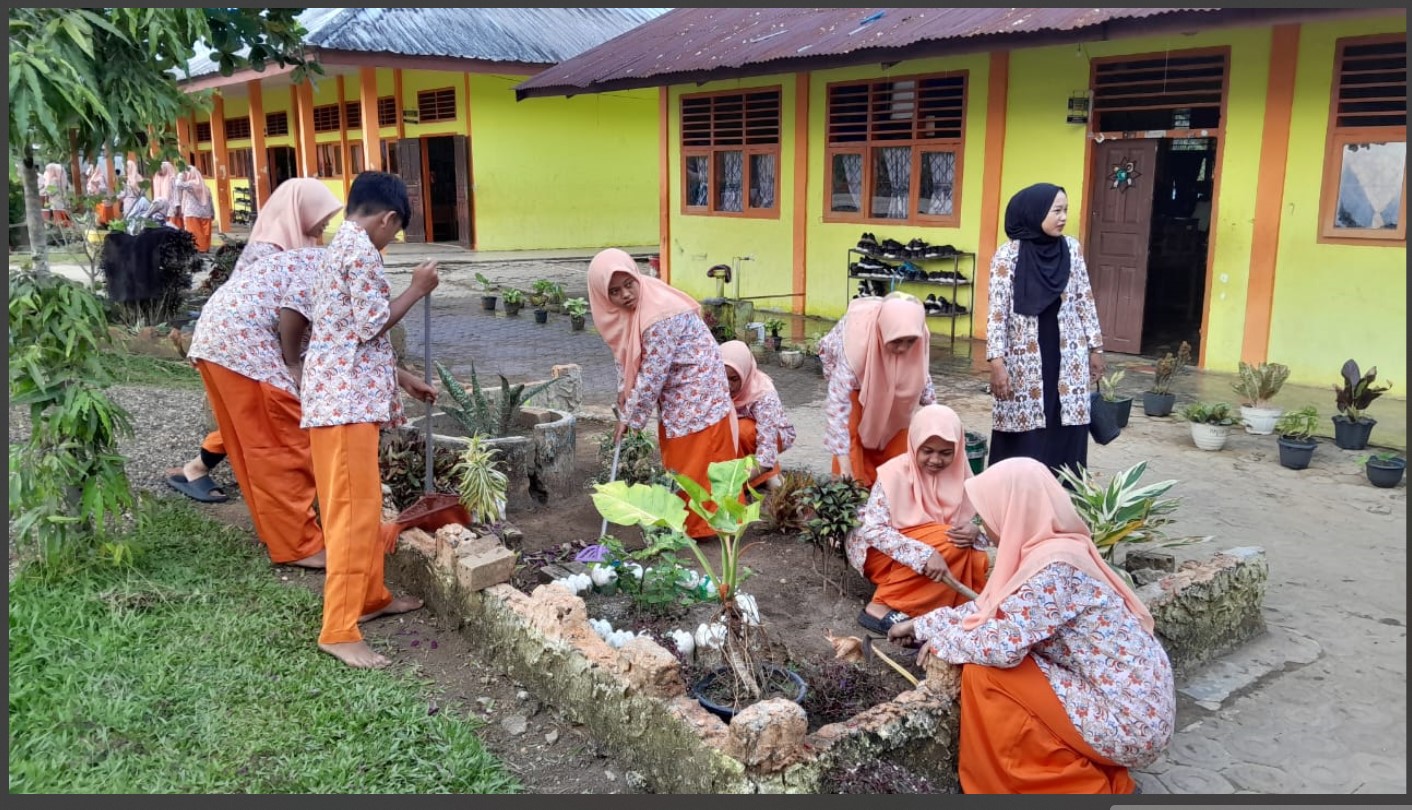 JELANG PAS, SISWA MTSN 1 TEBO GOTONG ROYONG JELANG PAS, SISWA MTSN 1 TEBO GOTONG ROYONG