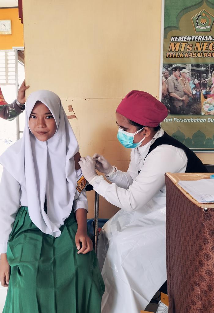 RATUSAN SISWA MTsN 5 TEBO IKUTI VAKSIN