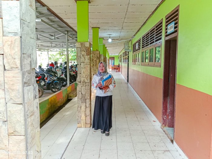 Siap Mendedikasikan Diri untuk Anak Bangsa, Bunda Evi Guswanti Melangkah Penuh Semangat Menuju Kelas Siap Mendedikasikan Diri untuk Anak Bangsa, Bunda Evi Guswanti Melangkah Penuh Semangat Menuju Kelas