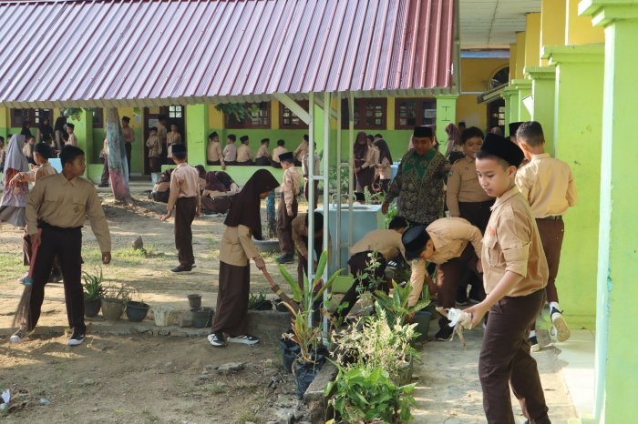 Wujudkan Madrasah yang Asri & Rindang, Gotong Royong Siswa Baru MTsN 1 Batang Hari Fokus Benahi Lingkungan Kelas