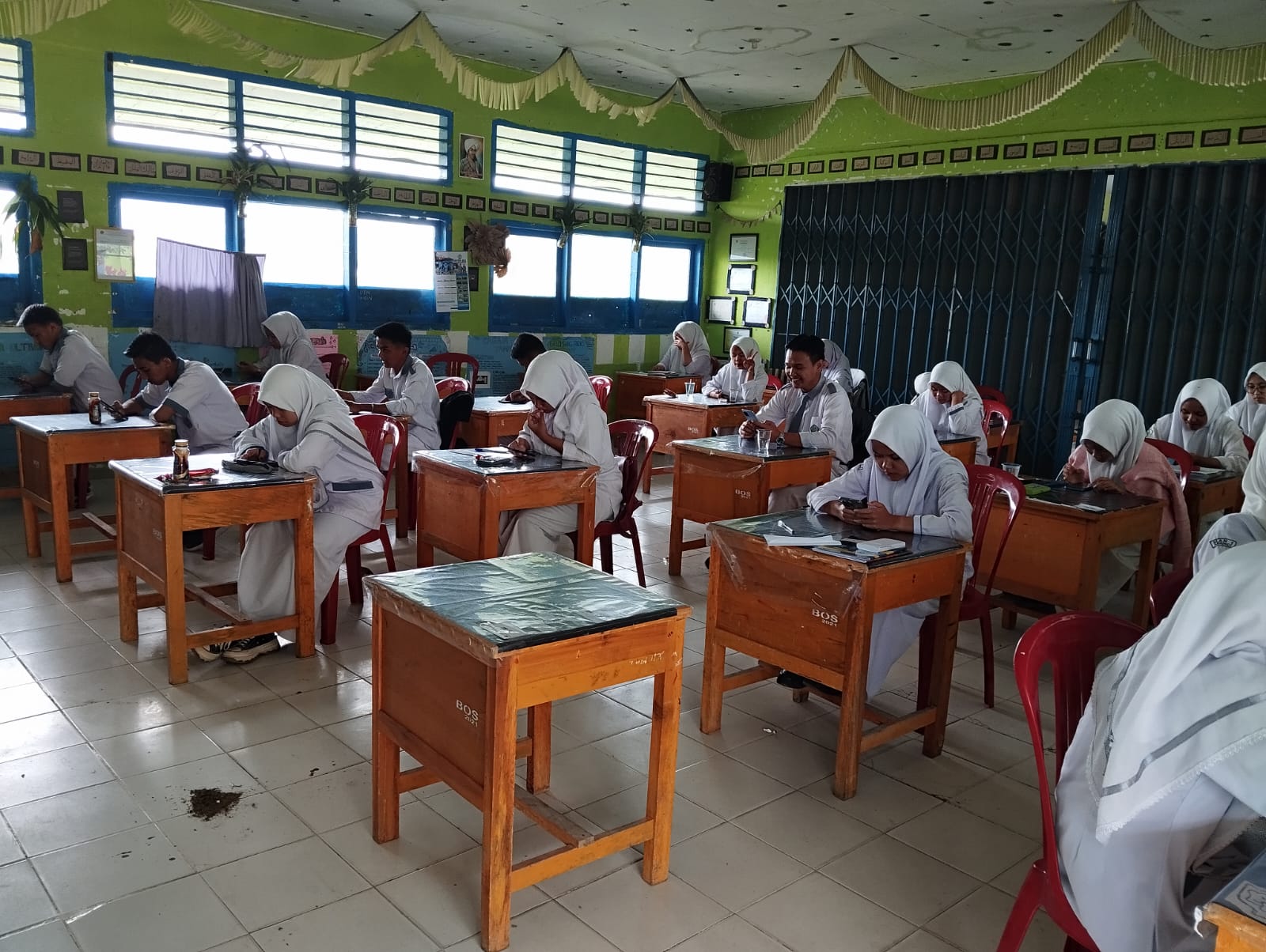 Ujian Akhir Semester Berbasis Android di MAN 1 Kerinci Berlangsung Lancar dan Tertib Ujian Akhir Semester Berbasis Android di MAN 1 Kerinci Berlangsung Lancar dan Tertib