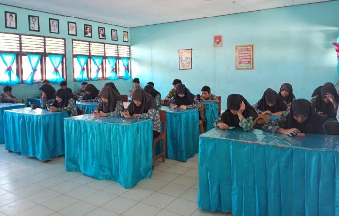Pengalaman Baru, Para Siswa MTsN 1 Bungo Ikuti PAS Ganjil Berbasis Android