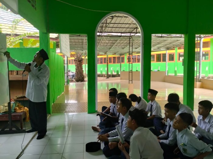 Asah Kemampuan Kitab Kuning, Siswa Kelas IX MTsN 1 Tebo Antusias Ikuti Pembelajaran Bimbingan Amtsilati*