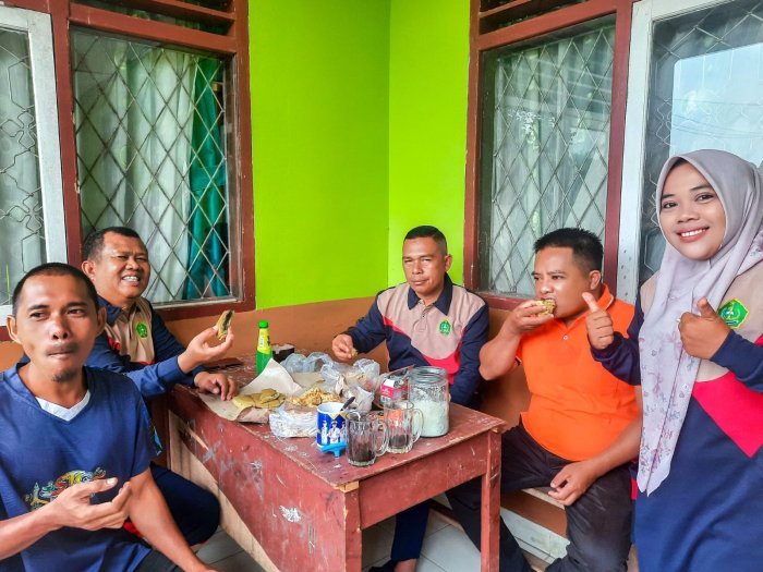 Jumat Berkah : Berbagi Kudapan sebagai Simbol Kebersamaan di MTsN 1 Bungo Jumat Berkah : Berbagi Kudapan sebagai Simbol Kebersamaan di MTsN 1 Bungo