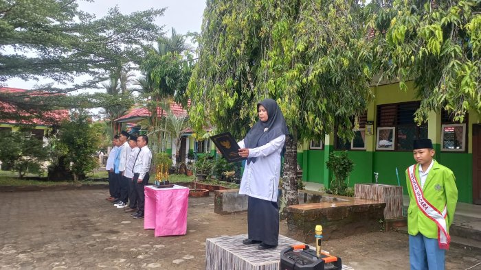 MAN 2 Bungo Gelar Upacara Bendera Hari Senin MAN 2 Bungo Gelar Upacara Bendera Hari Senin