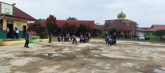 Siswa VIII F MTsN 2 Bungo Antusias Ikuti praktek pelajaran Penjas