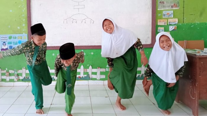 Kelas 5B MIN 4 Tebo Belajar Kosakata Bahasa Inggris tentang Kesehatan dengan Metode Gerak Tubuh