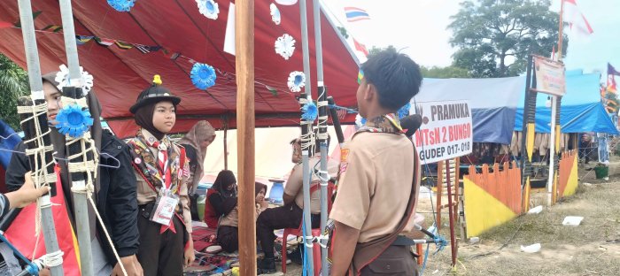 Siswa MTsN 2 Bungo Antusias Lakukan Laporan Piket di Perkemahan Cadika Siswa MTsN 2 Bungo Antusias Lakukan Laporan Piket di Perkemahan Cadika