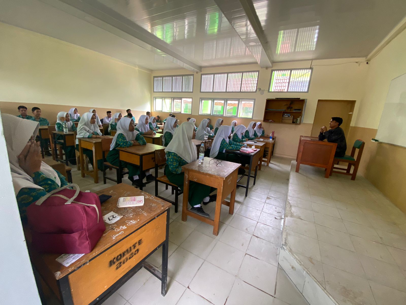 Amat Ariyadi beserta siswa-siswi XI MIA 2 MAN 2 Kota Jambi Musyawarahkan Struktur Organisasi Kelas
