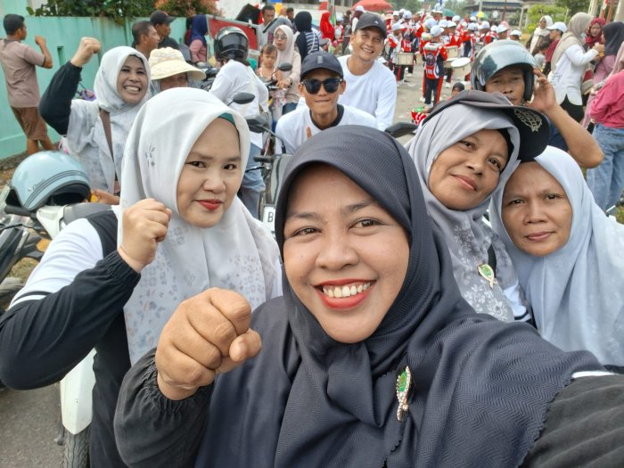 Penuh Semangat, Kepala MAN 2 Bungo Bersama Guru Dampingi Siswa Meriahkan Pawai Bungo Dani Penuh Semangat, Kepala MAN 2 Bungo Bersama Guru Dampingi Siswa Meriahkan Pawai Bungo Dani