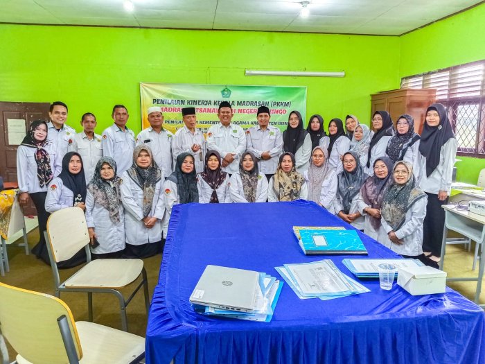 Foto Bersama Jadi Penutup Indah PKKM 2025 MTsN 1 Bungo, Tanda Kebersamaan dan Kesuksesan Foto Bersama Jadi Penutup Indah PKKM 2025 MTsN 1 Bungo, Tanda Kebersamaan dan Kesuksesan