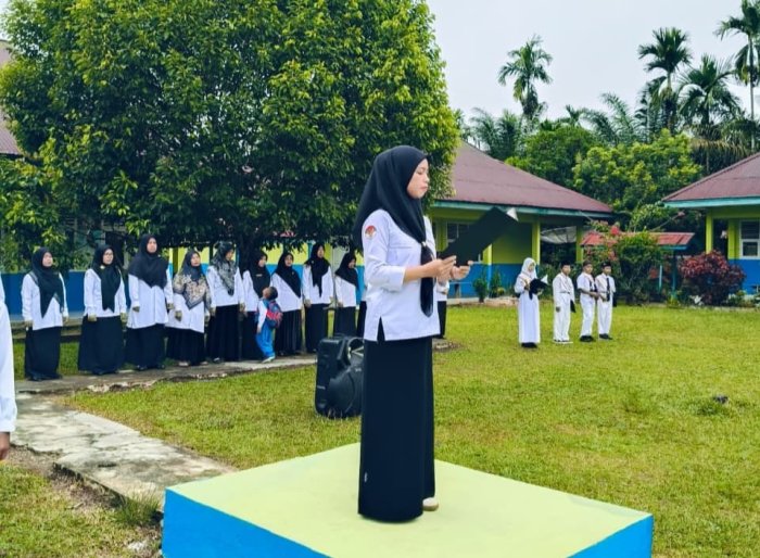 Upacara Bendera di MTsN 5 Tebo: Kecerdasan Harus Disertai Akhlak yang Baik Upacara Bendera di MTsN 5 Tebo: Kecerdasan Harus Disertai Akhlak yang Baik