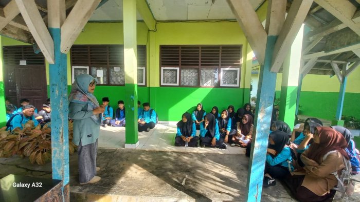 Kepala MAN 2 Bungo dan Waka Kesiswaan Sosialisasikan Bantuan PIP Aspirasi Komisi VIII DPR RI Drs. H. Zulfikar Achmad Kepala MAN 2 Bungo dan Waka Kesiswaan Sosialisasikan Bantuan PIP Aspirasi Komisi VIII DPR RI Drs. H. Zulfikar Achmad