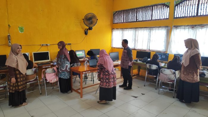 Mantapkan Persiapan OMI Kabupaten 2026, Kamad MTsN 1 Batang Hari Turun Langsung Pantau Bimbingan Siswa