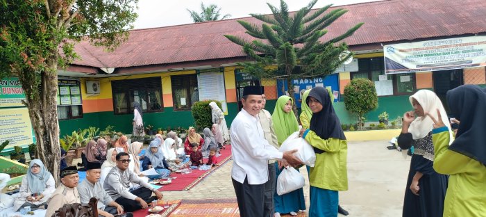 MTsN 2 Bungo Serahkan Zakat Simbolis kepada Siswa MTsN 2 Bungo Serahkan Zakat Simbolis kepada Siswa