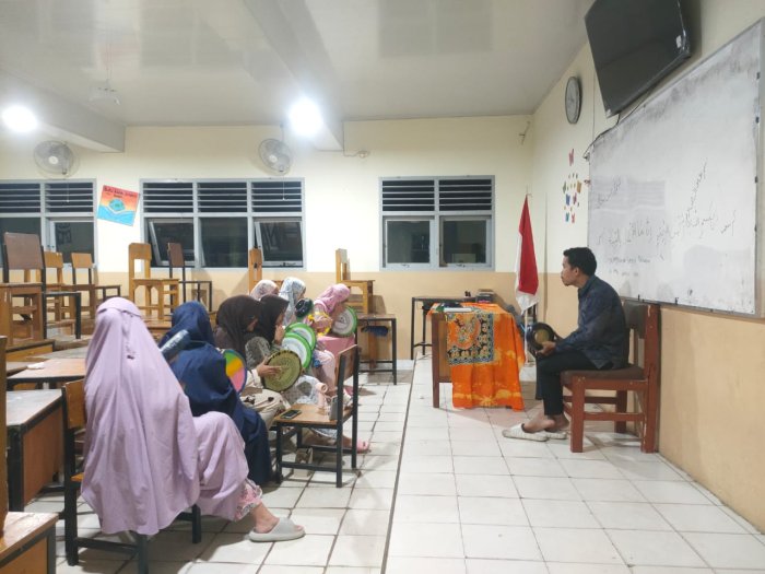 Kelas Malam Rebana, Rutinitas Baru Siswi Asrama MAN 2 Kota Jambi
