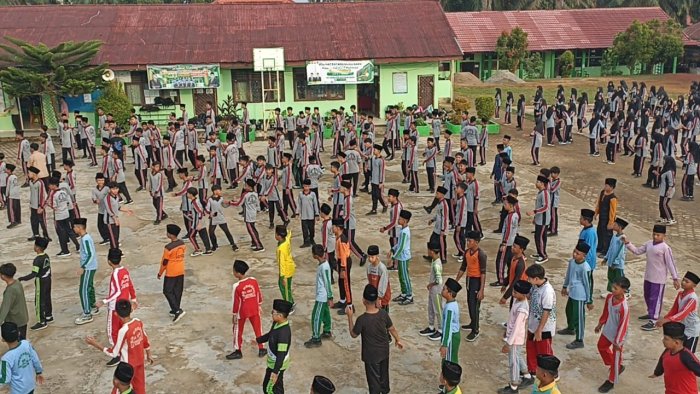 WUJUDKAN LINGKUNGAN NYAMAN: Civitas Akademika Kompak Goro Bersihkan Lingkungan dan Ruang Kelas
