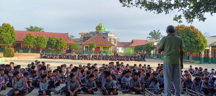 Bapak Muhroji Sampaikan Pesan Disiplin kepada Siswa MTsN 2 Bungo Bapak Muhroji Sampaikan Pesan Disiplin kepada Siswa MTsN 2 Bungo