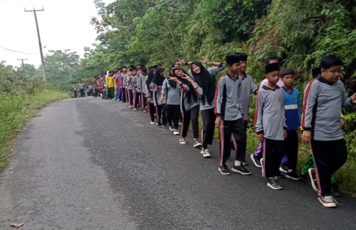 Jaga Kebugaran, MTsN 2 Bungo Gelar Jalan Santai Rutin Hari Sabtu Jaga Kebugaran, MTsN 2 Bungo Gelar Jalan Santai Rutin Hari Sabtu