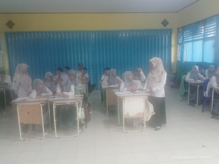 Guru Piket Razia Ketertiban Pakaian Siswa di MAN.2 Tebo Guru Piket Razia Ketertiban Pakaian Siswa di MAN.2 Tebo