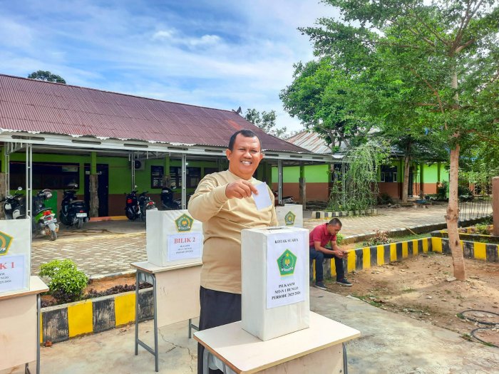Kepala MTsN 1 Bungo Turut Sukseskan PILKASIM 2025: Dorong Budaya Demokrasi Sejak Dini Kepala MTsN 1 Bungo Turut Sukseskan PILKASIM 2025: Dorong Budaya Demokrasi Sejak Dini