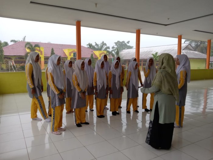 Lagu Indonesia Raya dan Mars Madrasah Bergema Penuh Semangat Lagu Indonesia Raya dan Mars Madrasah Bergema Penuh Semangat