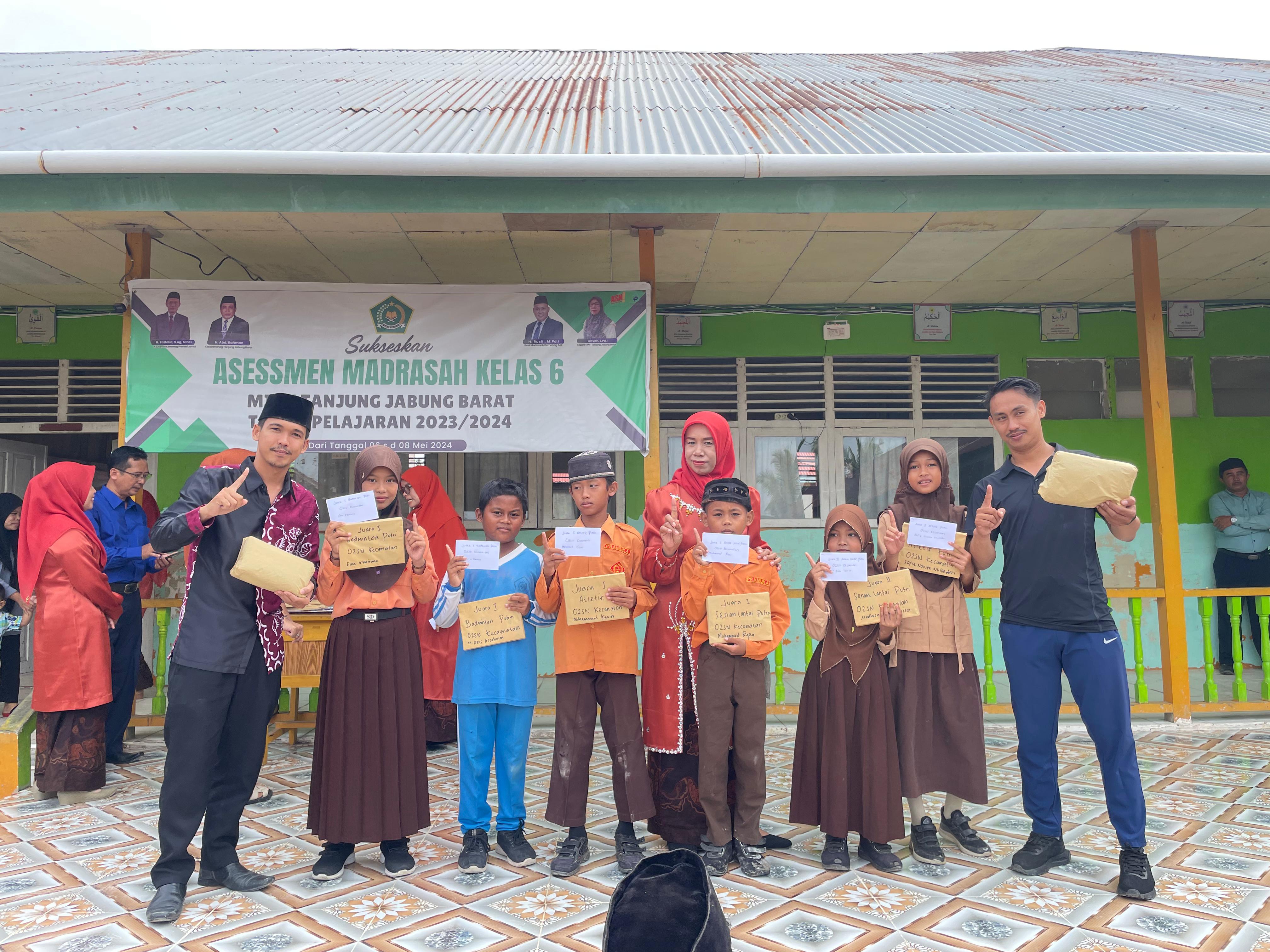 Raih Juara Umum O2SN Tingkat Kecamatan dan Tingkat Kabupaten, MIN 1 TJB Berikan Siswa Bonus atas Prestasi