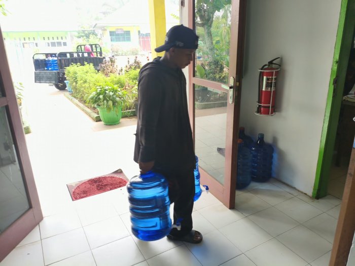 Dukung Lingkungan Madrasah Sehat, Operator Layanan Operasional Koordinasikan Pengantaran Air Minum