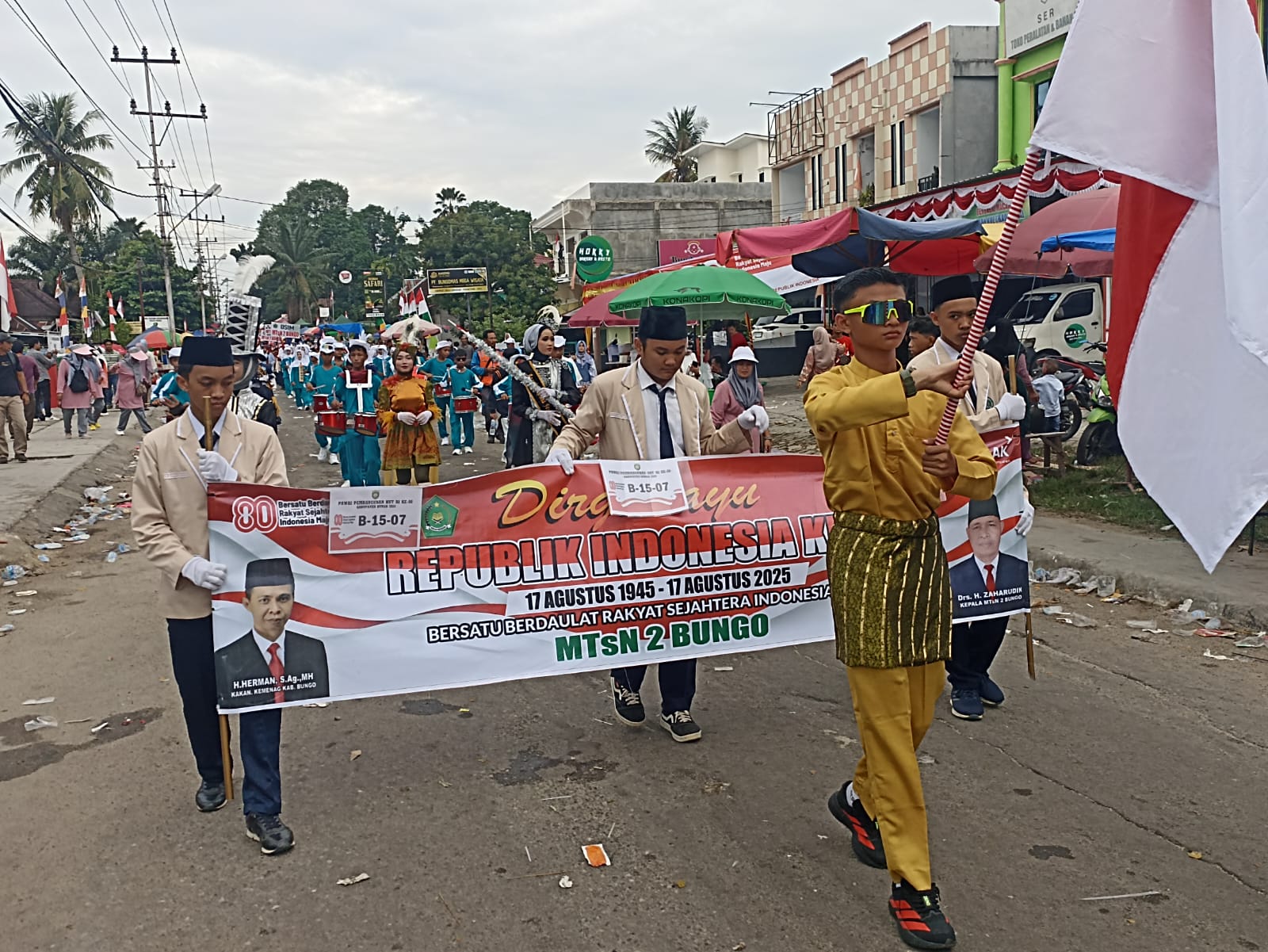 MTsN 2 BUNGO TAMPIL SEMANGAT DI PAWAI PEMBANGUNAN KEBUPATEN BUNGO 2025 TAMPIL HINGGA MLM HARI MTsN 2 BUNGO TAMPIL SEMANGAT DI PAWAI PEMBANGUNAN KEBUPATEN BUNGO 2025 TAMPIL HINGGA MLM HARI