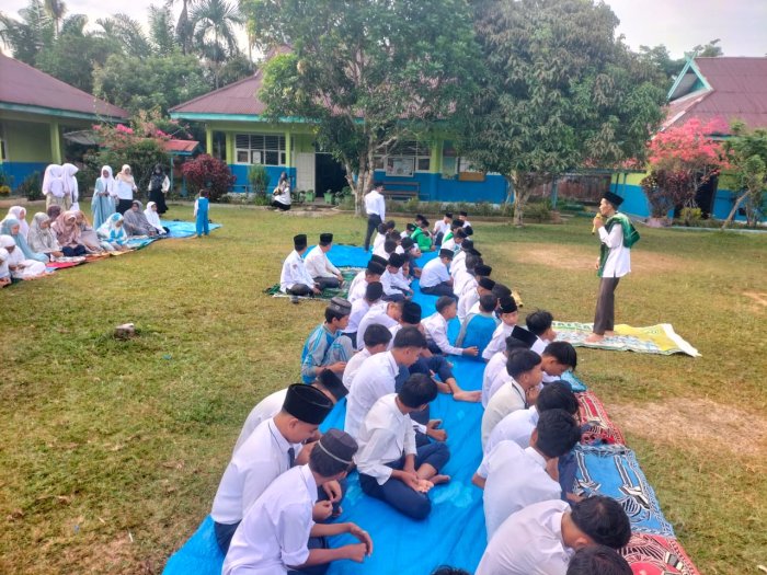 Guru Al-Quran Hadis Beri Kultum Pentingnya Ilmu di MTsN 5 Tebo