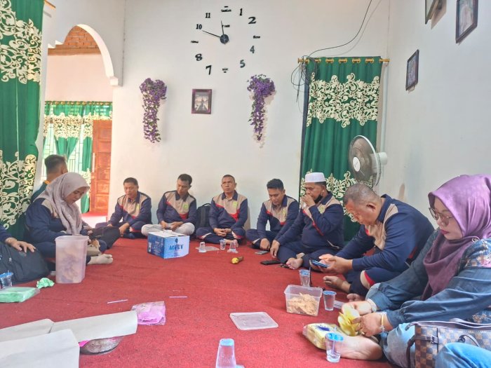 Dalam Duka dan Doa, Keluarga Besar MTsN 1 Bungo Sambangi Kediaman Keluarga Ibu Fitra Hayati Dalam Duka dan Doa, Keluarga Besar MTsN 1 Bungo Sambangi Kediaman Keluarga Ibu Fitra Hayati