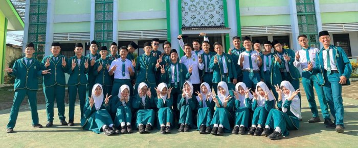 Petugas Upacara MAN 2 Kota Jambi, Kelas XII IIS 2 Tampil Kompak dan Dapat Pujian