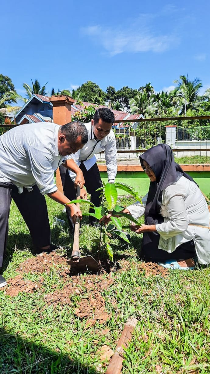Menyambut Hari Bumi ke-55, MTsN 1 Bungo Ikut Menyukseskan Program â€œPenanaman 1 Juta Pohon Matoaâ€