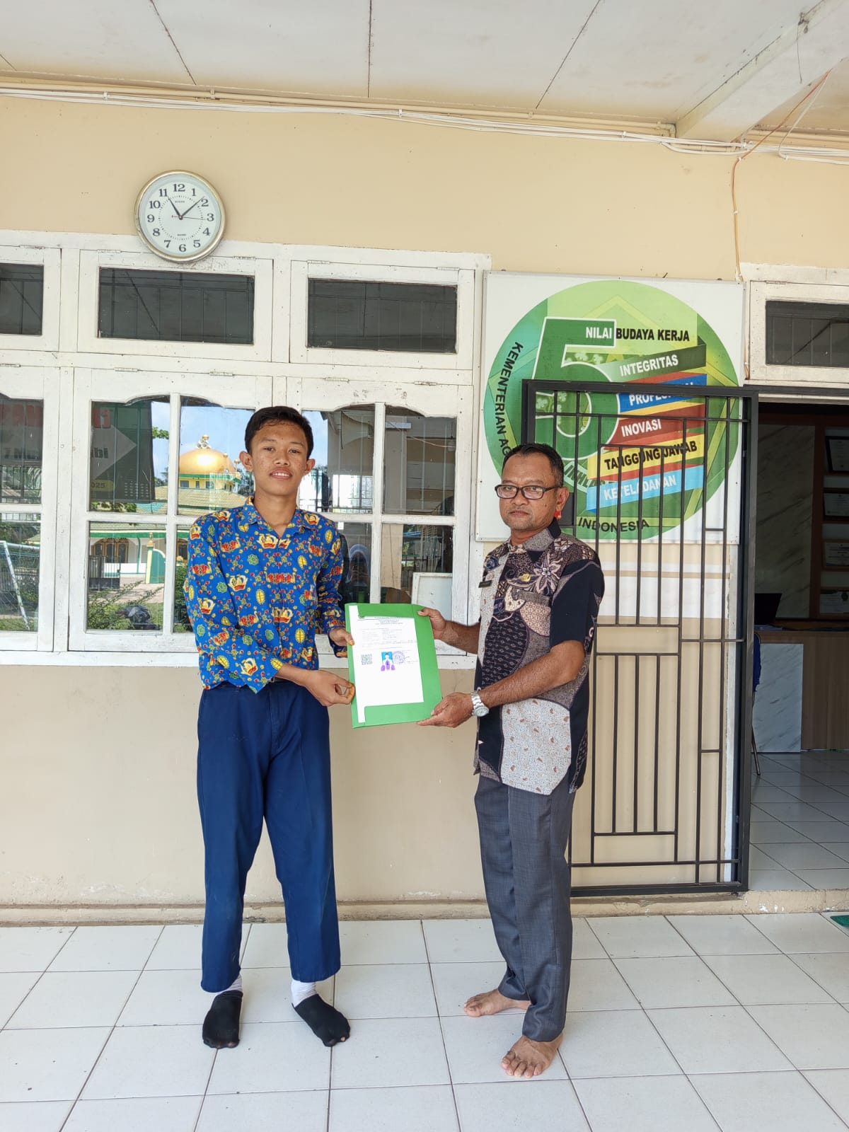 MTsN 7 Muaro Jambi melaksanakan pembagian Surat Keterangan Lulus (SKL) Siswa Kelas IX yang telah dinyatakan lulus MTsN 7 Muaro Jambi melaksanakan pembagian Surat Keterangan Lulus (SKL) Siswa Kelas IX yang telah dinyatakan lulus