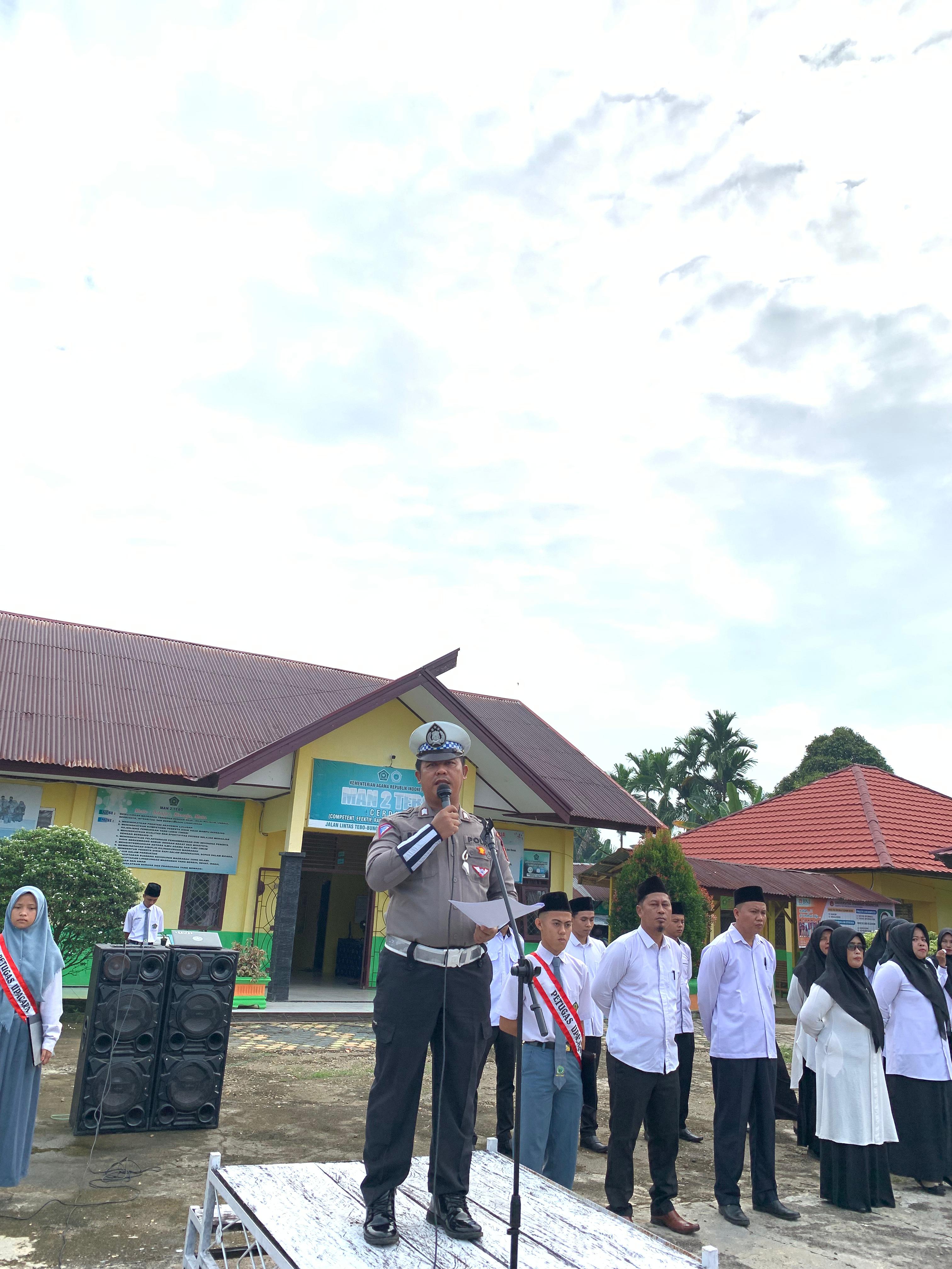 Police Goes To School, Sat Lantas Polres Tebo Sosialisasikan Tertib Berlalu Lintas di MAN 2 Tebo Police Goes To School, Sat Lantas Polres Tebo Sosialisasikan Tertib Berlalu Lintas di MAN 2 Tebo