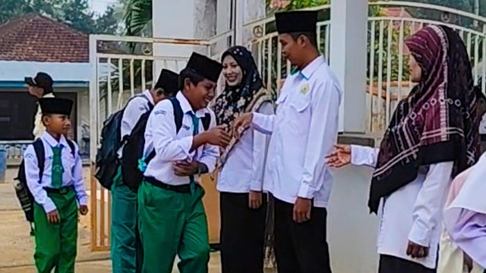 MIN 4 Tebo Konsisten Awali Hari dengan Pembiasaan Karakter Lewat Senyum dan Salam Hangat di Pintu Gerbang MIN 4 Tebo Konsisten Awali Hari dengan Pembiasaan Karakter Lewat Senyum dan Salam Hangat di Pintu Gerbang