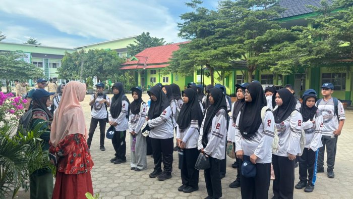 Waka Kurikulum Lepas Siswa Kelas E1 ke Balai Budidaya Air Tawar: Belajar Sambil Having Fun dan Tetap Santun