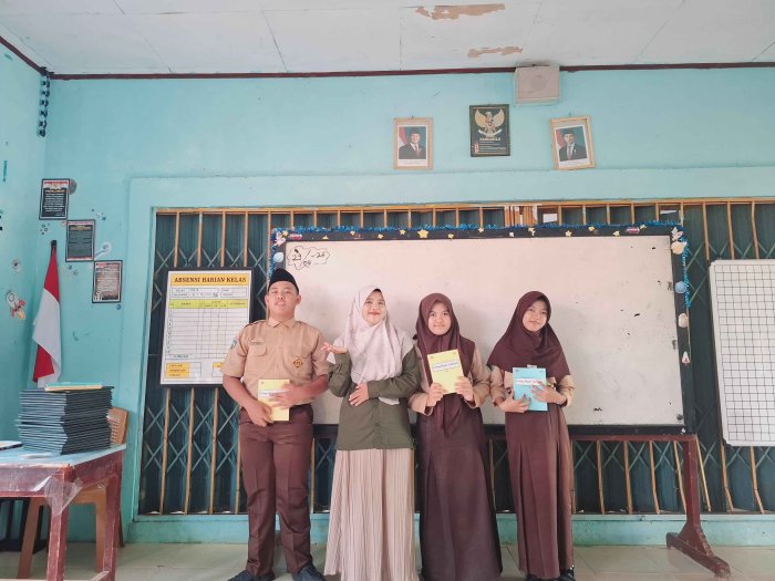 Siswa Kelas VIII E Raih Tiga Besar Peringkat Semester Siswa Kelas VIII E Raih Tiga Besar Peringkat Semester
