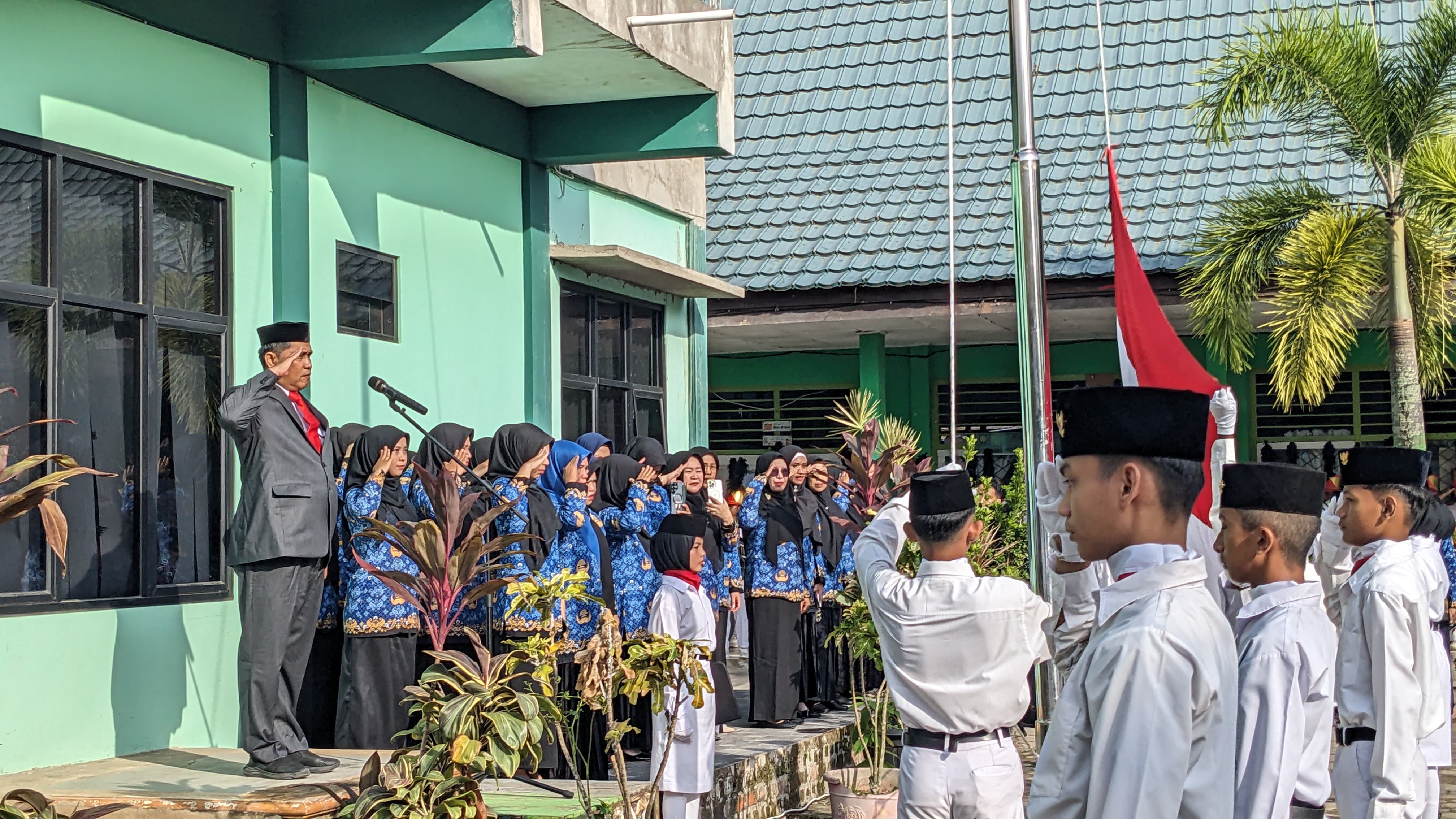 Upacara 17 Agustus di MTsN 3 Kota Jambi: Proklamasi Menggema, Amanat Presiden Tekankan Pangan dan Pendidikan Upacara 17 Agustus di MTsN 3 Kota Jambi: Proklamasi Menggema, Amanat Presiden Tekankan Pangan dan Pendidikan