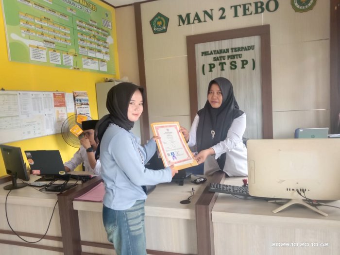 PTSP Melati MAN 2 Tebo Serahkan Ijazah Siswa PTSP Melati MAN 2 Tebo Serahkan Ijazah Siswa