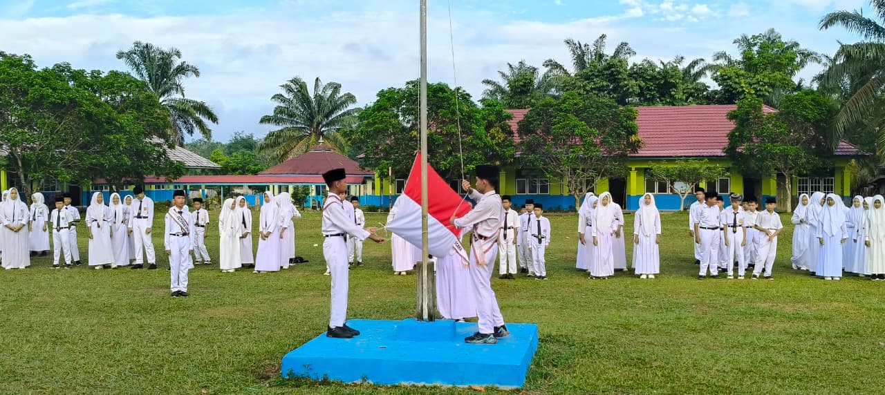 TAMPIL KOMPAK DAN DISIPLIN, KELAS IX D SUKSES PIMPIN UPACARA DI MTSN 5 TEBO
